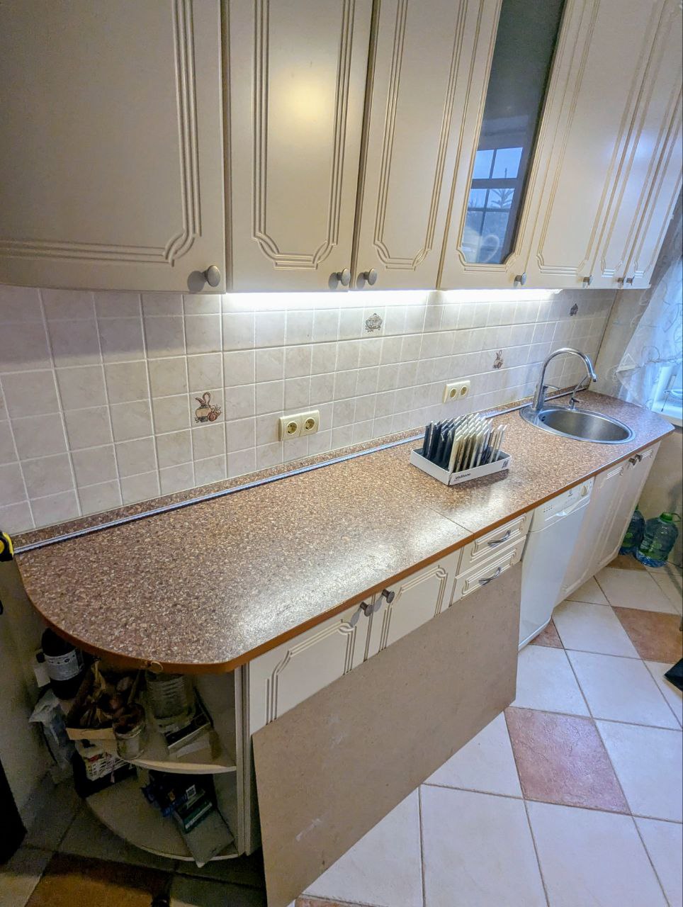 Старая столешница из ДСП с вздутиями от воды — вид до замены на кварцевый агломерат Samsung Radianz